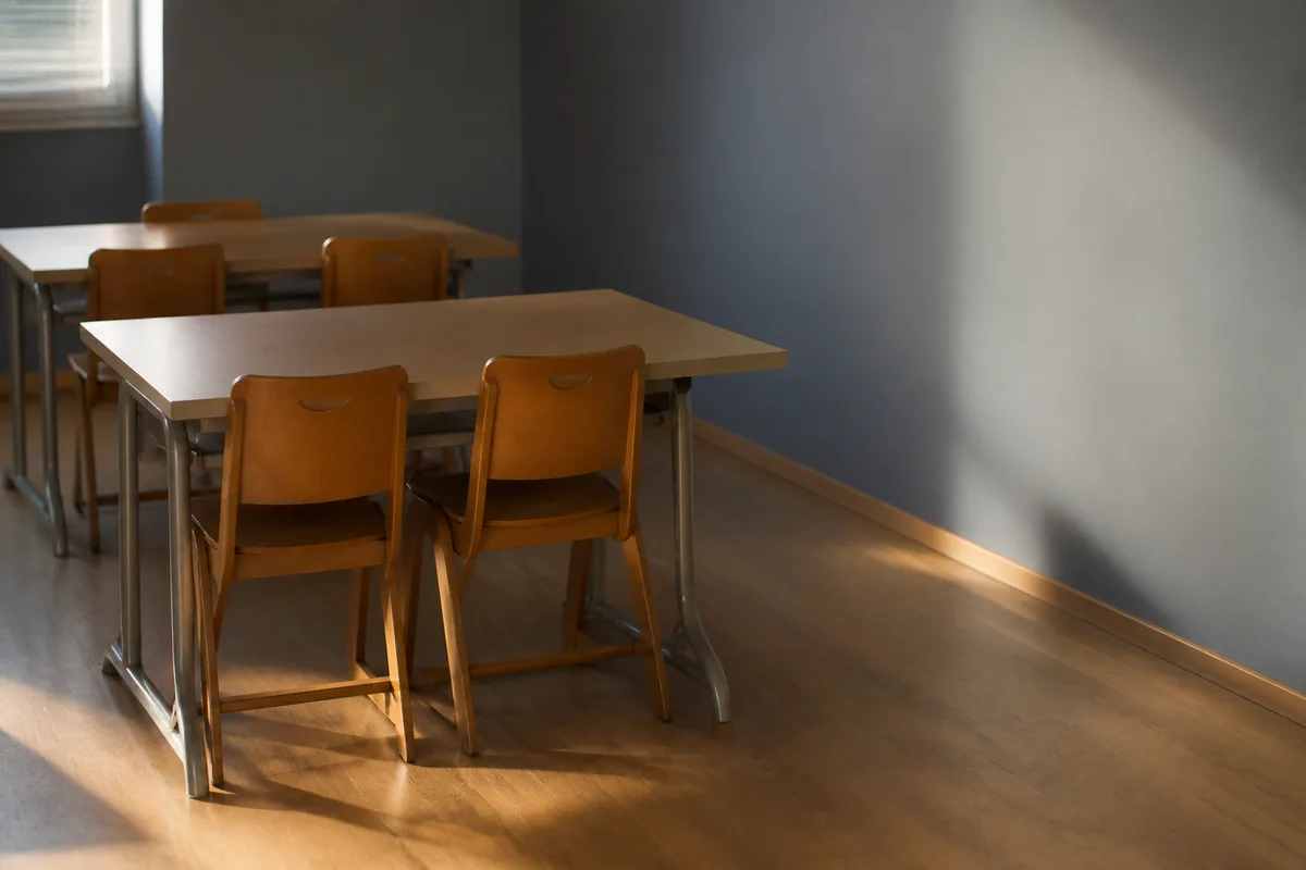 Salle de formation vide en fin de journée éclairée par la lumière naturelle